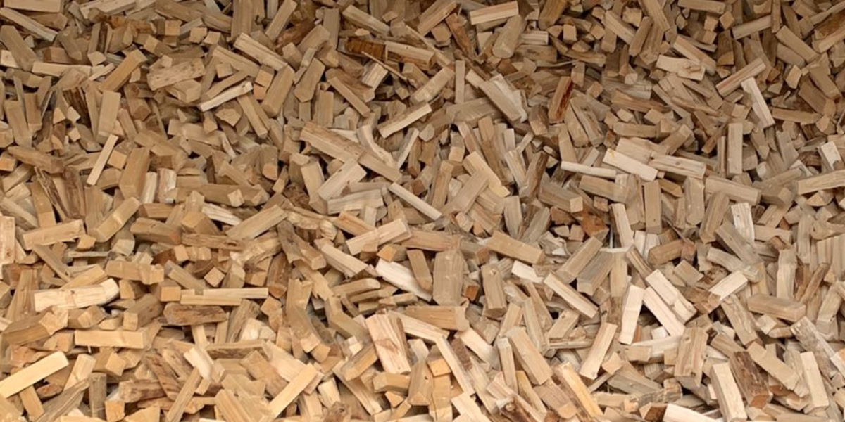 Buchen-Brennholz wird vorbereitet im Sägewerk Klute in Warstein-Hirschberg.