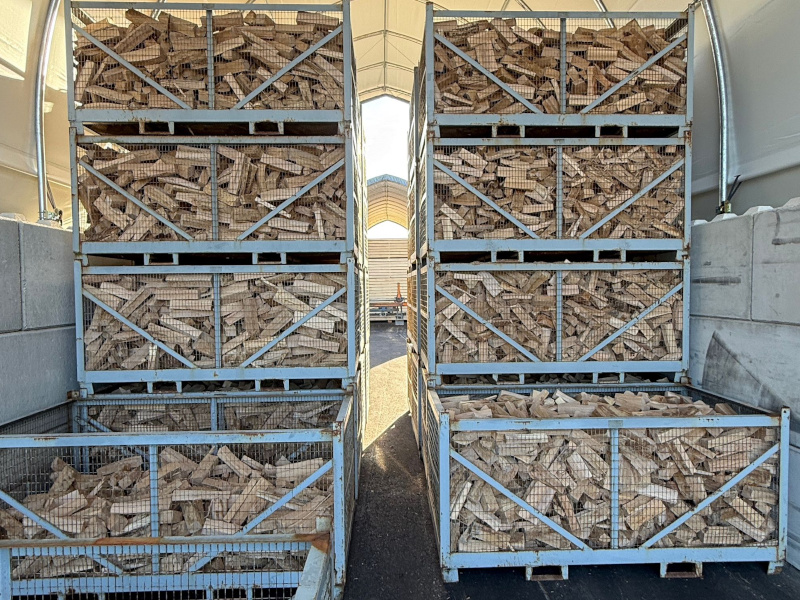 Das Brennholz wird in Gitterboxen gelagert.